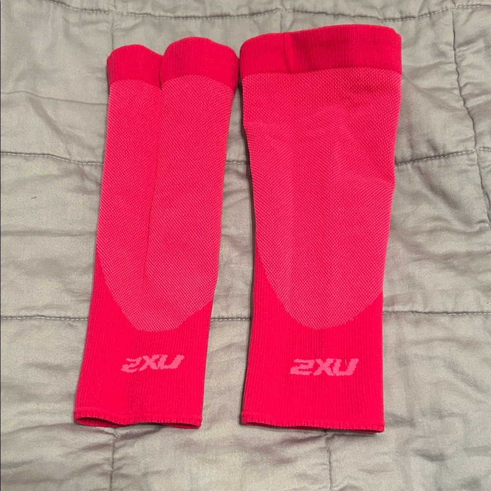 2XU Women’s  Bright Pink Athletic anti fatigue calf sleeves